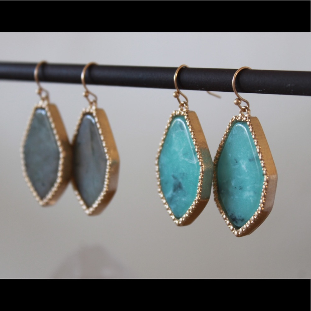 ‼️PRICE DROP‼️ONLY $9 TODAY✨BRAND NEW w/tag✨Semi-precious✨Stone pendant earrings